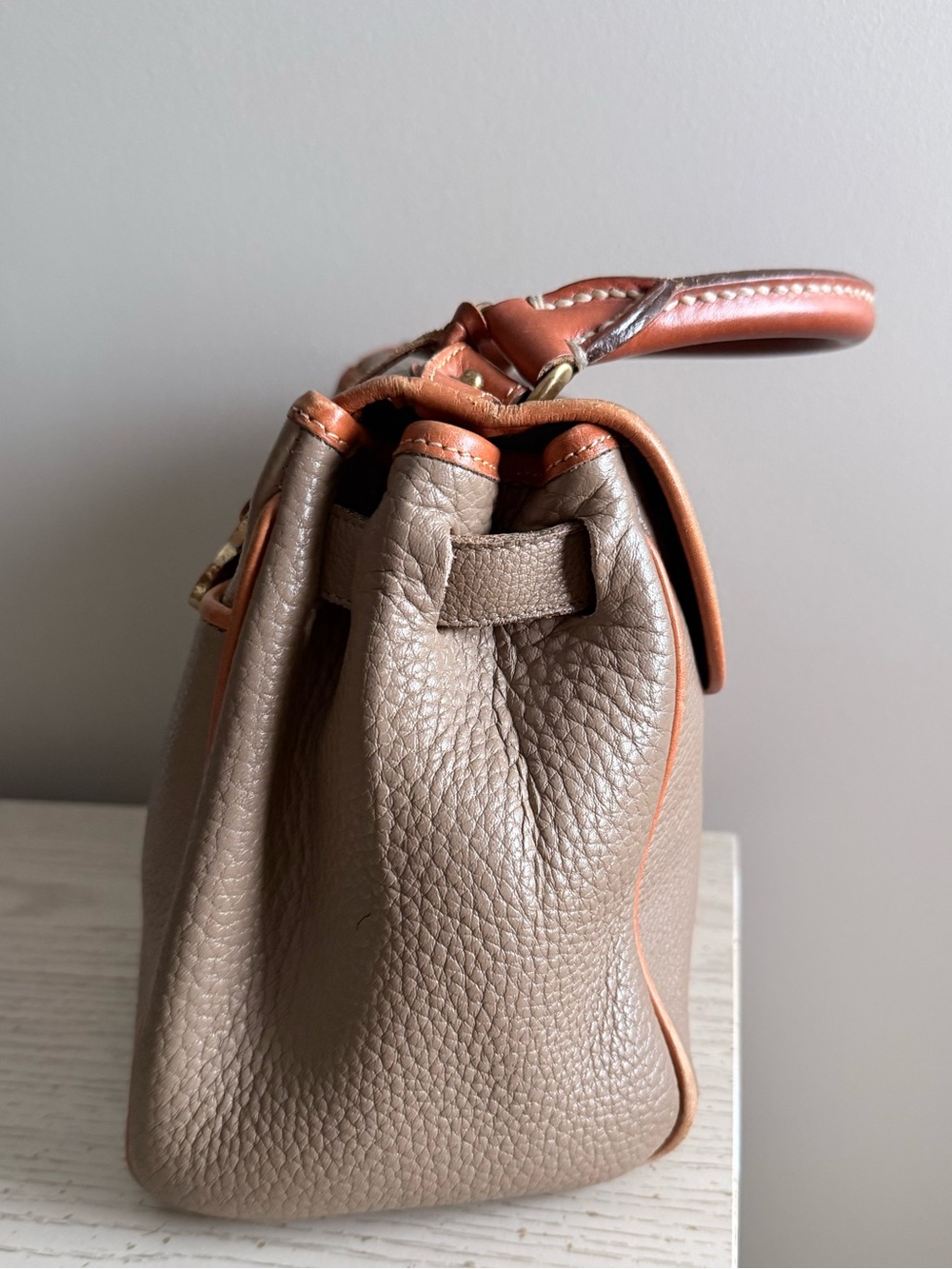 Vintage Dooney & Bourke Essex Flap Taupe Pebbled Leather Satchel with Tan Trim - Picture 2 of 10